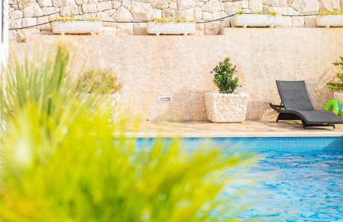 La Perla Apartments - Photo 7