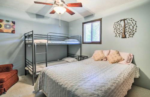 Higgins Lake Getaway with Fire Pit, Walk to Beach! - Foto 17