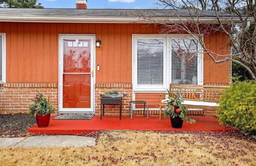 Stylish Hot Tub Retreat with Ping Pong home - Foto 21