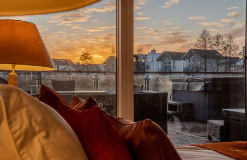 Lakeside Cotswolds Retreat with Private Hot Tub set on Lower Mill Estate - Photo 34