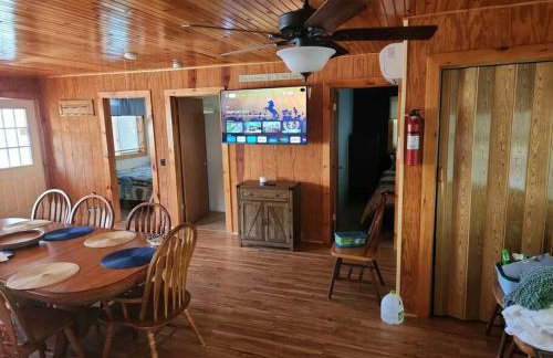 Spacious 5 Bedroom Cabin with Riverview & Black Lake Access - Foto 34