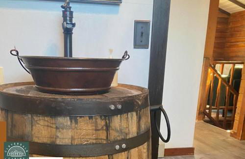 Cozy Cabin with Hottub at Cloverdale Cabins - Foto 17