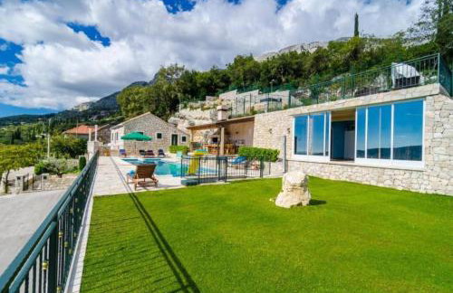 Breathtaking Scenic Villa with Pool - Photo 19