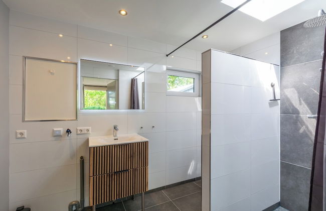 Cozy Holiday Home With Garden - Photo 11