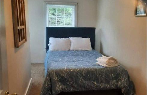 Stylish and Convenient with WiFi & Fenced yard - Foto 8