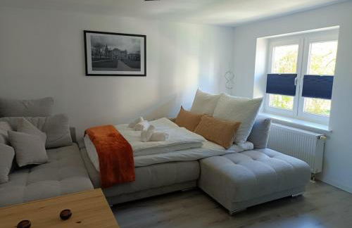 D-Quadrat FeWo "Doni" für Familien, Geschäftsreisende und Urlauber, mit 3 Zimmern, Tageslichtbad, Südbalkon und Kingsize-Betten, für bis max 6 Erwachsene und 2 Kleinkinder - Foto 3