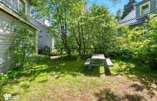Coastal Cabin - Downtown Historical Log Home - Foto 42