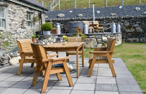 Finest Retreats - Moelis Granary - Luxury Cottage with Hot Tub - Photo 1