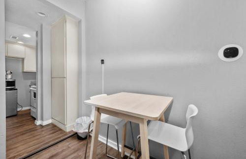 Modern & Chic Montrose Studio - Prime Location & Free Parking - Foto 4