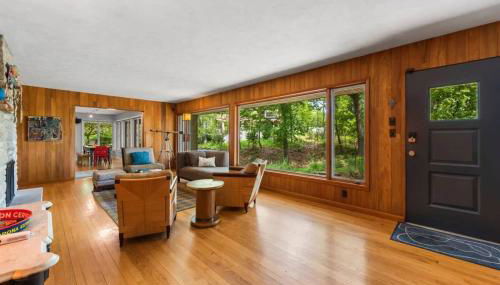Mid Century Beauty with Huge Sunny Porch - Foto 4