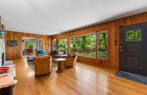 Mid Century Beauty with Huge Sunny Porch - Foto 4