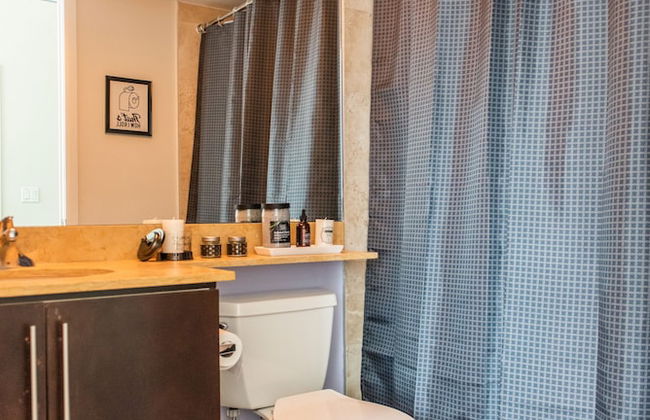 QuickStay CN Tower View Condo in Fort York - Foto 69