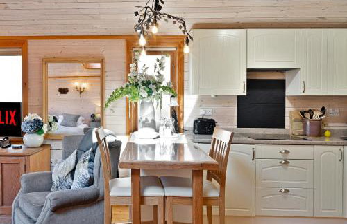 The Lodge - Luxury Lodge with Super King Size Bed, Kitchen & Shower Room - Foto 8