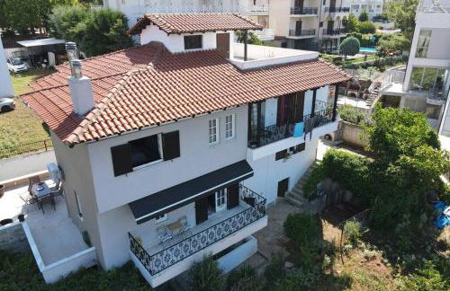 Τraditional fully detached villa on a luxurious hillock of Thessaloniki with its own garden also for family & wedding gatherings for 10 to 25 people only 15 minutes from airport - Foto 7