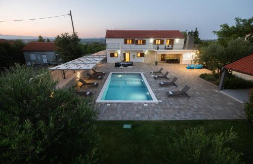 Villa Pietra- Modern rustic poolside oasis - Photo 36