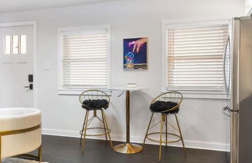 Vibrant Neon Condo Near Restaurants, Coffee and Bars - Foto 10