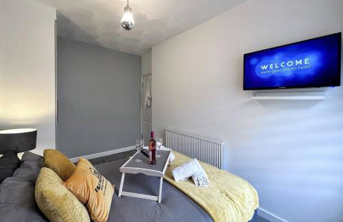 Sleek Skyward Serenity 2bed w Pool Table - Ystrad - Foto 10