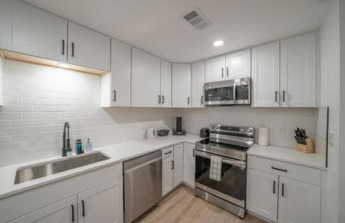 DT DFW Chic Free Parking and Pool In Medical District - Foto 29