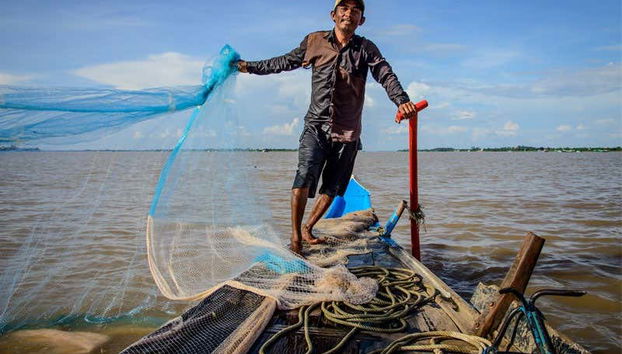 Pescador do lago Tonle Sap