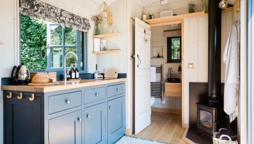 Boutique Cornish Shepherd's Hut with Hot Tub - Foto 5, wardrobe, toaster