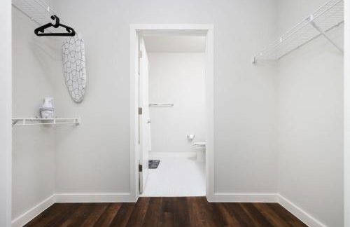 Modern 2BR Retreat- Prkng,Near Rvrwlk & Conv Ctr - Foto 71