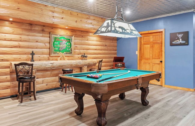 The Bigwood Cabin by Avantstay Hot Tub, Firepit, Pool Table, Private Yard - Photo 3