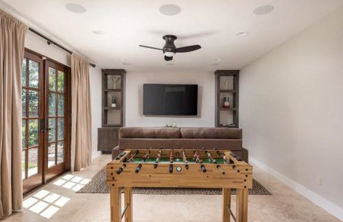 Mediterranean Beauty with Rooftop Deck and Views - Foto 49