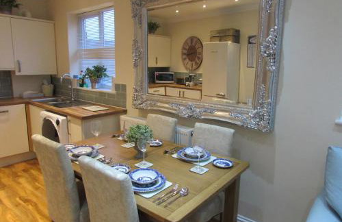 Apartment 1 Exquisite two king bedroom with en suites - close to the town centre, rail, airport and theatre - Photo 1