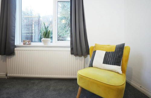 Highfield House by N and N Stays, Perfect for Contractor and Corporate Stays 2 Bed House with Free on street Parking - Photo 13