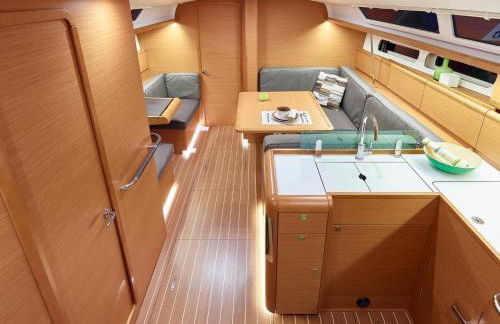 Sleep aboard a modern sailboat in Oeiras - Photo 9