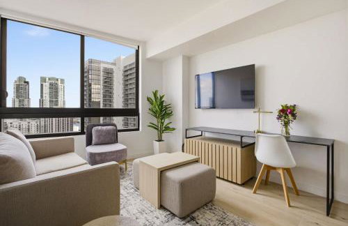 Upscale Downtown Condo Pool Gym & Skyline Views - Foto 26