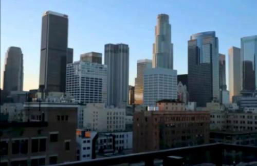 Snug 3BR HighRise with Pool, Spa & Rooftop Views - Foto 12