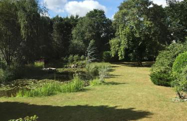 The Reading apartment with gardens, suitable for contractors - Photo 21