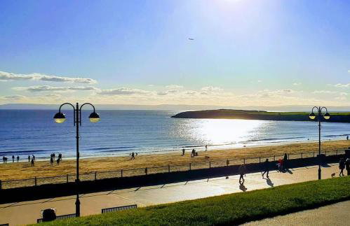 Barry Island Beachfront Apartment - Stunning Bay Views and Private Parking - Foto 3