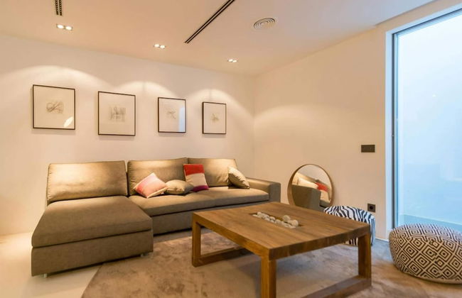 Stunning Villa With Modern Appliances - Photo 17