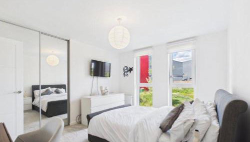 Modern 2-Bed Apartment in Longcross with Balcony & Parking - Foto 2