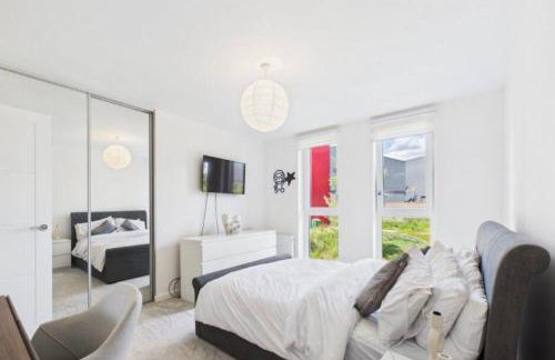 Modern 2-Bed Apartment in Longcross with Balcony & Parking - Foto 2