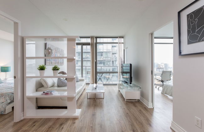 Bright Sub-Penthouse on Bay St - Photo 14