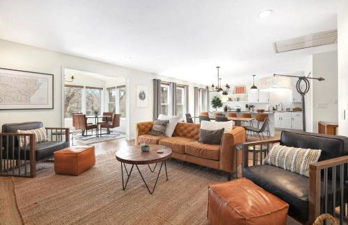 Lakeside Nest Dock on Lake Rayburn Sleeps 10 - Photo 7