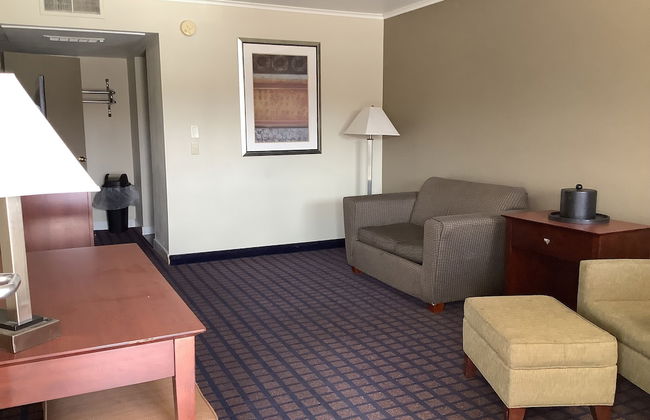 Silver Spur Vintage Inn & Suites - Photo 36