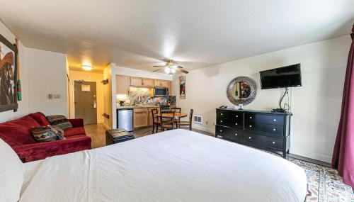 Charming Queen Studio Deluxe w/Balcony #233 at Donner Lake Village - Foto 5