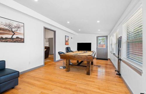 Spacious 4BR w Fenced Yard - Foto 1