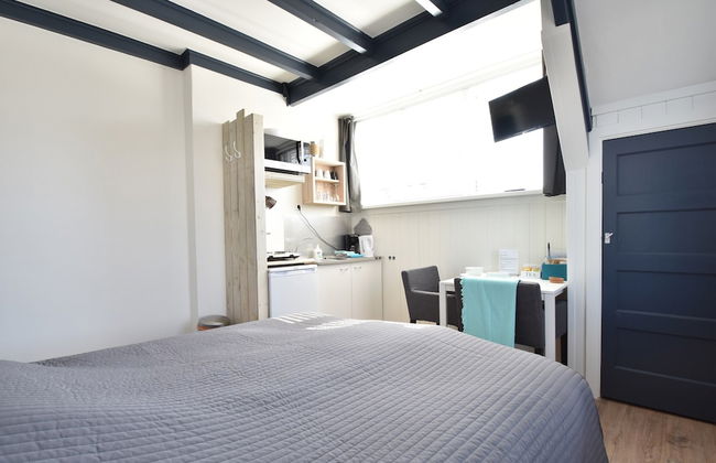 Elegant Studio Near Beach - Photo 5