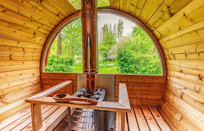 Owl Lodge With Hot Tub and Massage Treatments - Photo 9