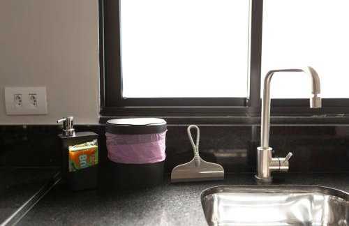 113-Studio Amplo e completo com ar condicionado prox UEL - Foto 2