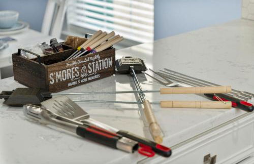 March Sale! Walk to Beach - Large Private Yard - Fire Pit - Dog Friendly - Foto 21