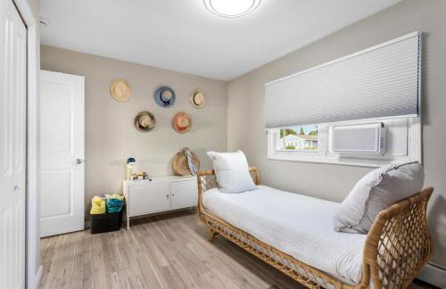 Waterfront Designer Retreat! Stunning Sunsets! Less than 5 minutes to the beach! - Foto 56