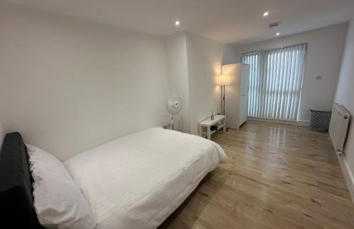 London Luton Airport Luxury Midland Apartments - GATED PARKING - Balcony - Sleeps 4 - Foto 18