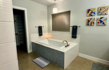 Upscale Modern Hill Country Home! Has it ALL! - Foto 68