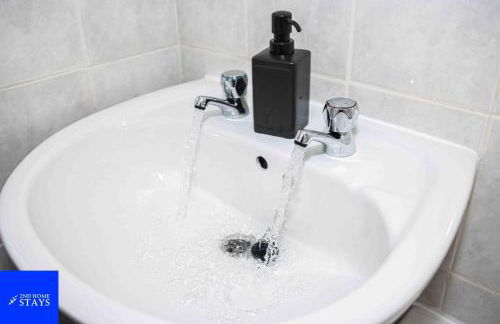 2ndHomeStays- Stoke-on-Trent-A Serene 3 Bed House with a Garden View-Suitable for Contractors-Relocation Families-Group of Friends-Sleeps 6 - 16 mins to J15 M6 and 36 mins to Alton Towers Resort - Foto 32